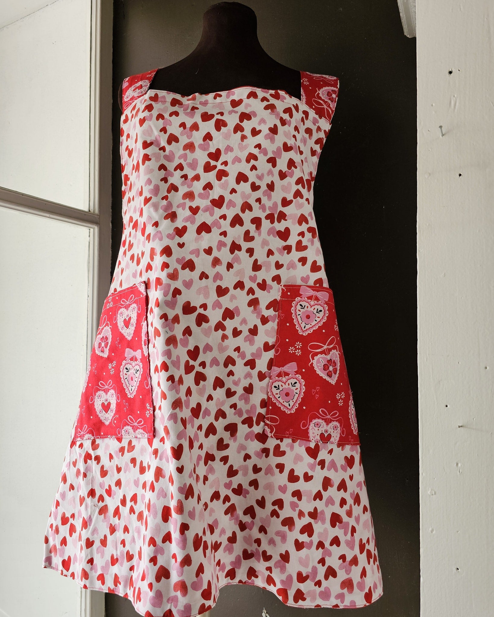 Reversible crossback aprons