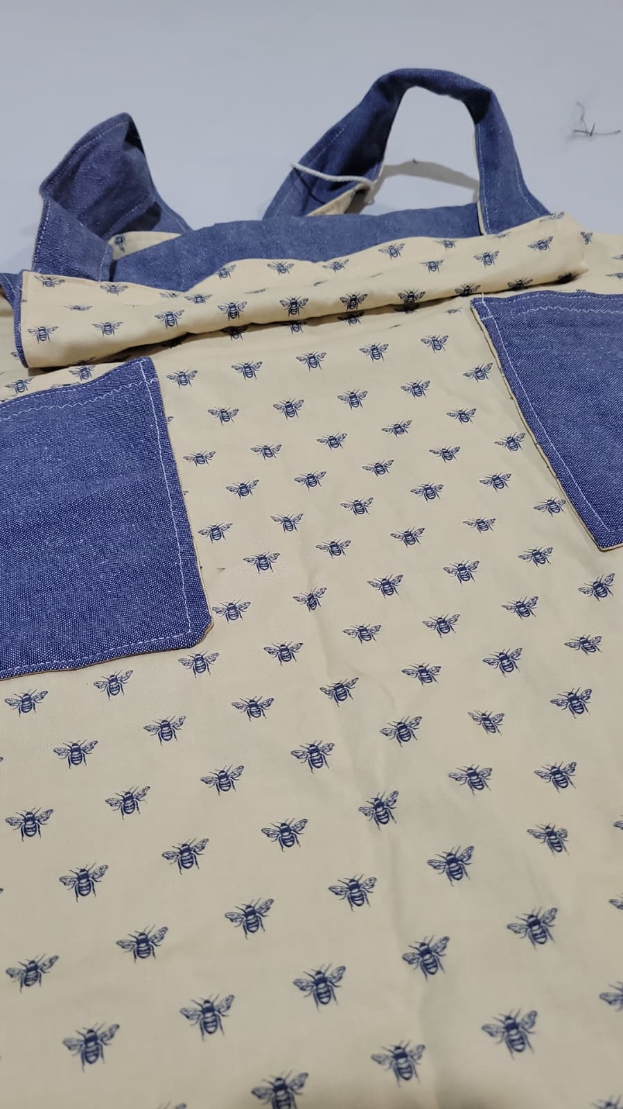 Reversible crossback aprons